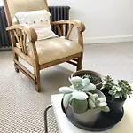 Dans Maison, Independant Et Jardin