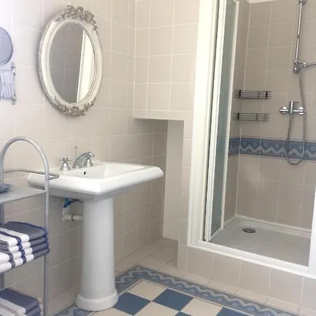 Dans Maison, Independant Et Jardin